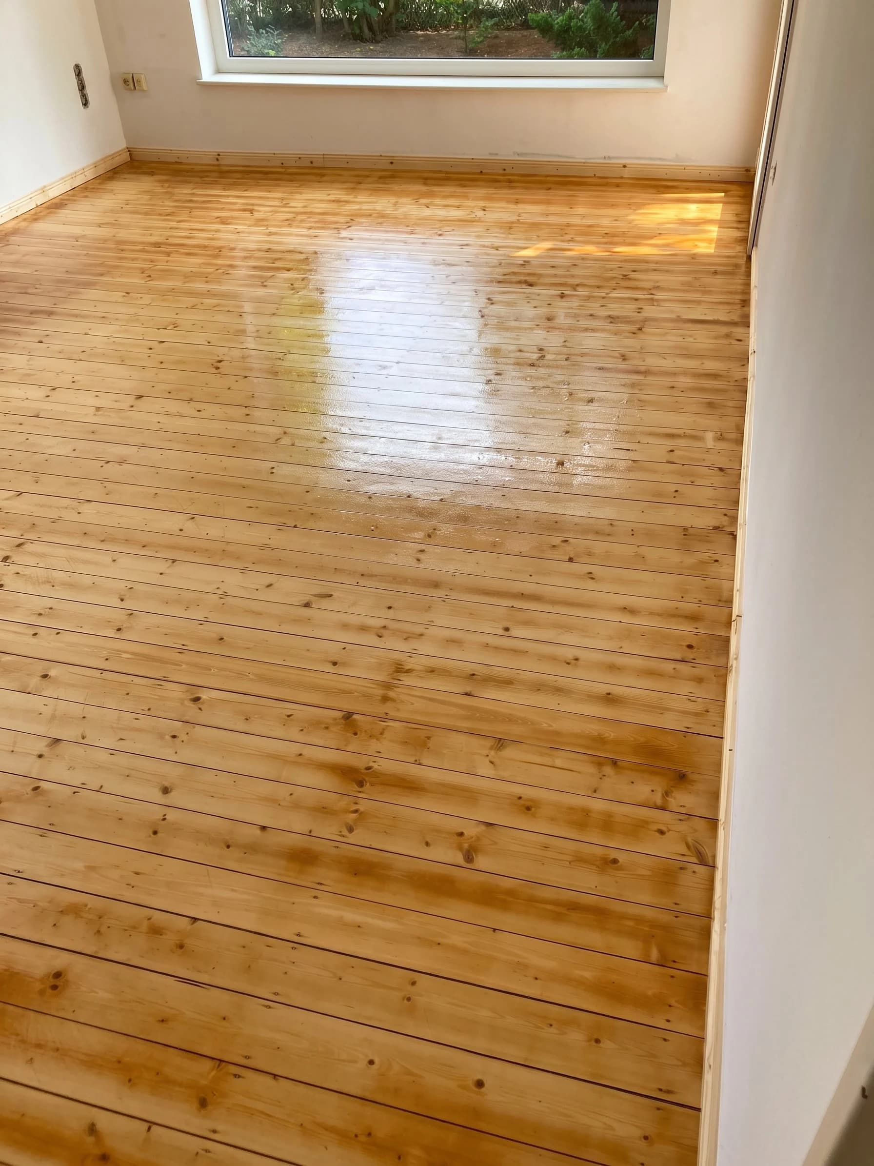Fertig versiegelter Dielenboden mit glänzender Oberfläche